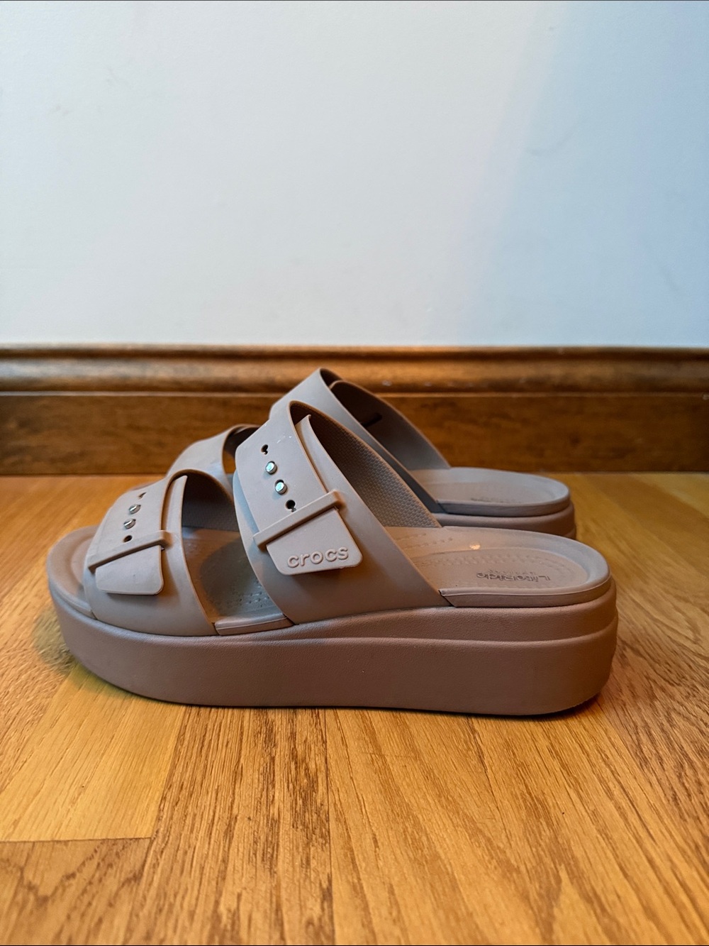 Crocs Brooklyn Buckle Low Wedge Sandal Latte Mushroom Comfort Fall Women’s Sz 9 - Picture 6 of 9